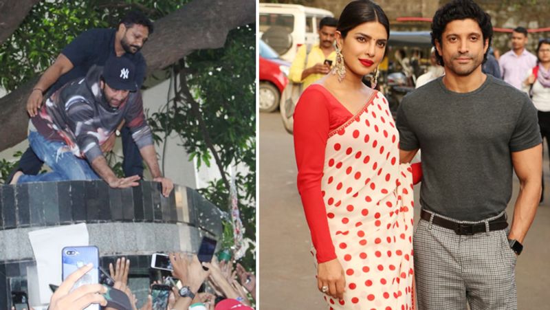 फैन्स से मिलने के लिए रणबीर कपूर गार्ड रूम की छत पर चढ़ गए। उन्होंने यहीं से फैन्स के गुलदस्ते स्वीकार किए। दूसरी ओर फिल्म ' द स्काई इज पिंक' के प्रमोशन के दौरान प्रियंका और फरहान अख्तर।