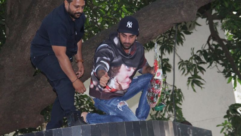 अपने 37वें बर्थडे पर फैन्स से कुछ इस तरह मिले रणबीर कपूर।