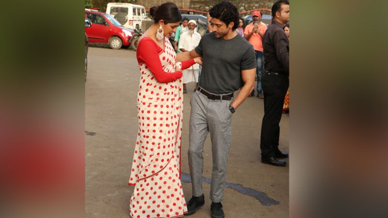 फिल्म 'द स्काई इज पिंक' के प्रमोशन के दौरान एक-दूसरे की ड्रेस निहारते प्रियंका चोपड़ा और फरहान अख्तर।