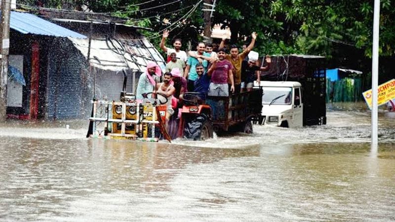बिहार में भी भारी बारिश को लेकर अलर्ट जारी किया गया है। राज्ये के 14 जिलों में भारतीय मौसम विज्ञान केंद्र ने रेड अलर्ट जारी किया। बिहार के पश्चिमी चंपारण, पूर्वी चंपारण, सीतामढ़ी, मधुबनी, मुजफ्फरपुर, गोपालगंज, दरभंगा, सुपौल, समस्तीपुर, अररिया, सहरसा, मधेपुरा और और किशनगंज के लिए रेड अलर्ट जारी किया है।