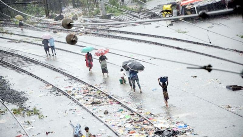 बिहार के अधिकांश क्षेत्रों में लगातार हो रही बारिश तथा कुछ क्षेत्रों में गंगा के उफान के कारण ट्रेनों की रफ्तार धीमी पड़ गई है। समस्तीपुर-दरभंगा रेलमार्ग पर किशनपुर-रामभद्रपुर के मध्य जमीन धंसने के कारण ट्रेनों का परिचालन रद्द कर दिया गया है, जबकि अन्य मागरें पर भी परेशानी आने से ट्रेनों के परिचालन बाधित हुआ है।
