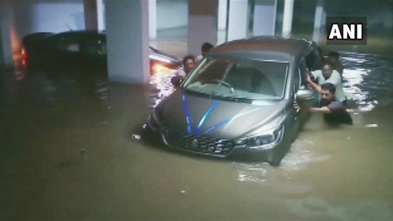 तेलंगाना में बारिश के कारण हैदराबाद के कई इलाकों में पानी भर गया है, और लोगों को काफी परेशानियों का सामना करना पड़ रहा है।
