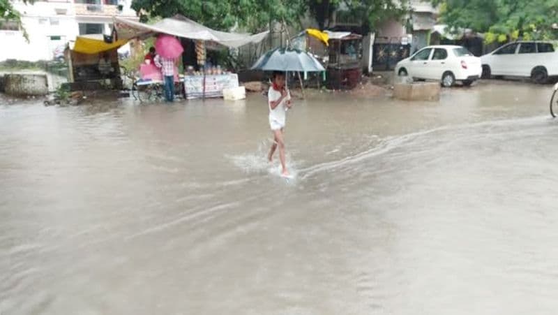 उत्तराखंड में भारी बारिश को लेकर 28 और 29 सितंबर को क्रमशः येलो और ऑरेंज अलर्ट जारी किया गया है। देहरादून, चमोली, पौड़ी, बागेश्वर और पिथौरागढ़ में ऑरेंज अलर्ज जारी किया गया है।