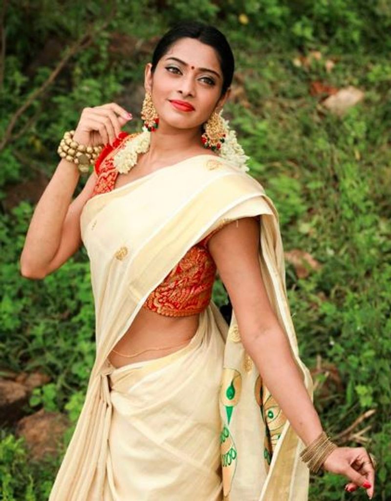 சேலையில் இடுப்பை காட்டி போஸ்