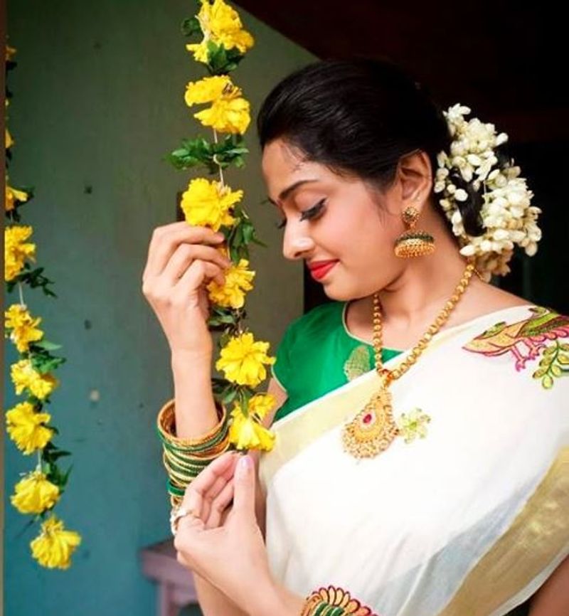 ஆஹா... மஞ்சள் பூவை வைத்து கொண்டு மஞ்ச காட்டு மைனா