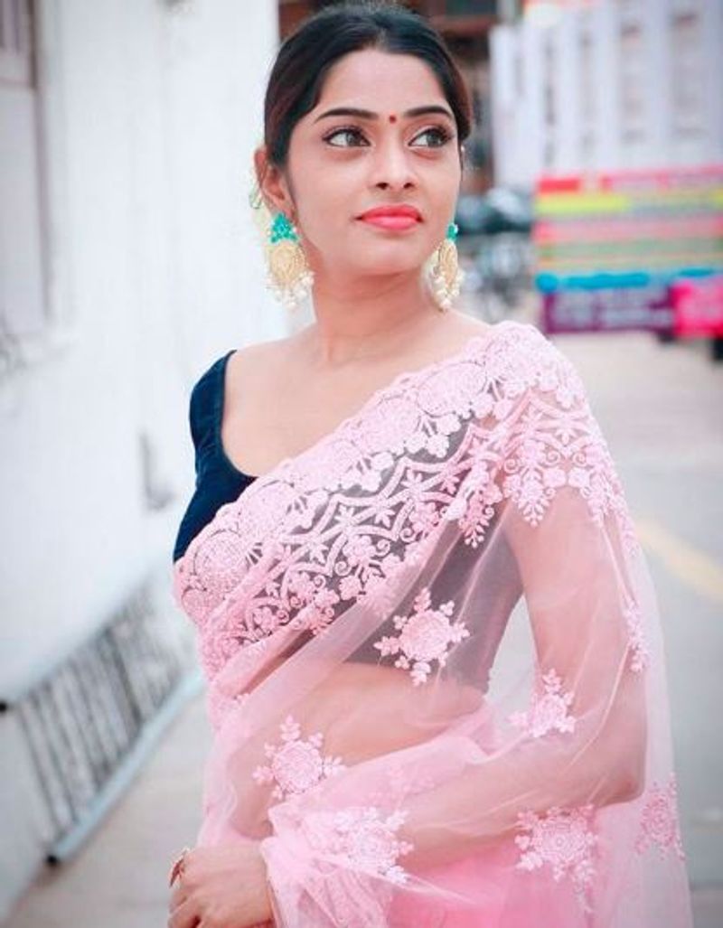 சேலையில் செம்ம ஹாட்
