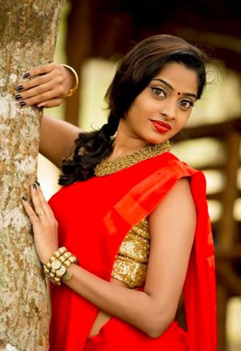 சிவப்பு நிற சேலையில் நச்சுனு ஒரு போஸ்
