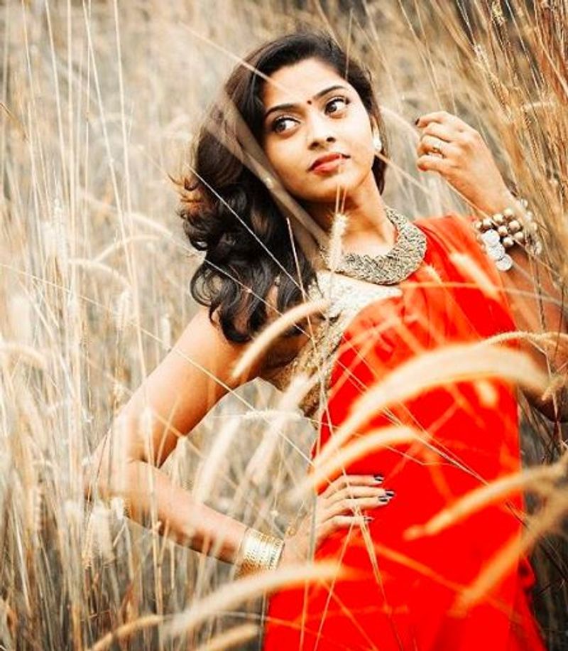 கலைநயத்தோடு கலக்கல் போஸ்