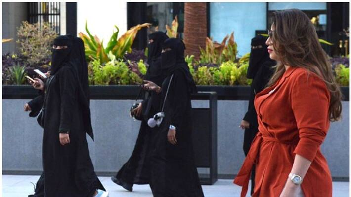Saudi To Impose Fines For Tight Clothes Kissing In Public For Tourists Saudi To Impose Fines For Tight Clothes Kissing In Public For Tourists