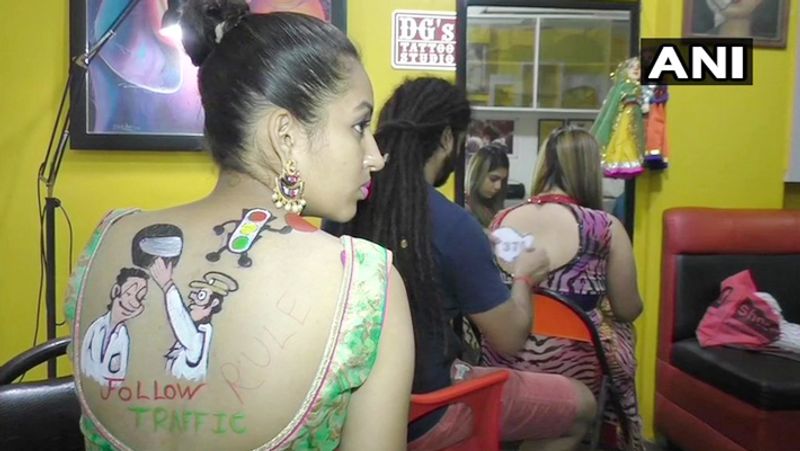 1 सितंबर से देश के कई राज्यों में लागू हुए मोटर व्हीकल ऐक्ट के समर्थन में युवतियां टैटू बनवा रही हैं।
