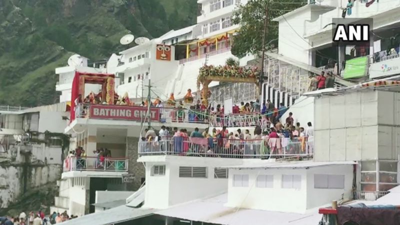 कटरा: बड़ी संख्या में भक्तों ने पहले दिन वैष्णो देवी की पूजा अर्चना की। हिन्दू मान्यता अनुसार, शक्ति को समर्पित पवित्रतम हिंदू मंदिरों में से एक है, जो भारत के जम्मू और कश्मीर में वैष्णो देवी की पहाड़ी पर स्थित है।