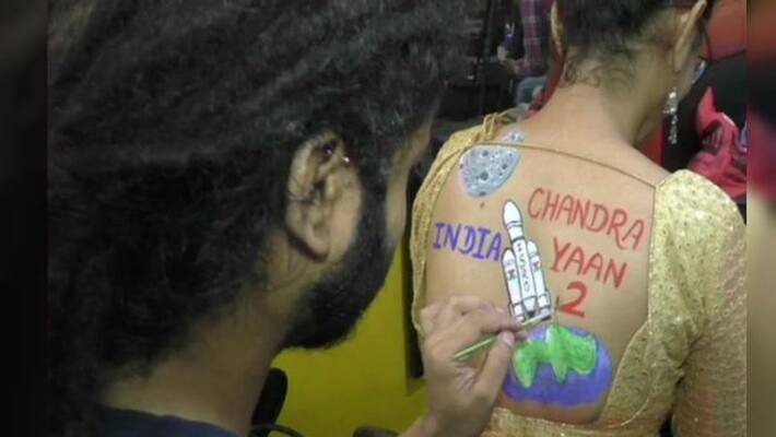 Few women pose with Chandrayaan-2, Article 370 body paint tattoos during Navratri preparation, viral pictures Few women pose with Chandrayaan-2, Article 370 body paint tattoos during Navratri preparation, viral pictures