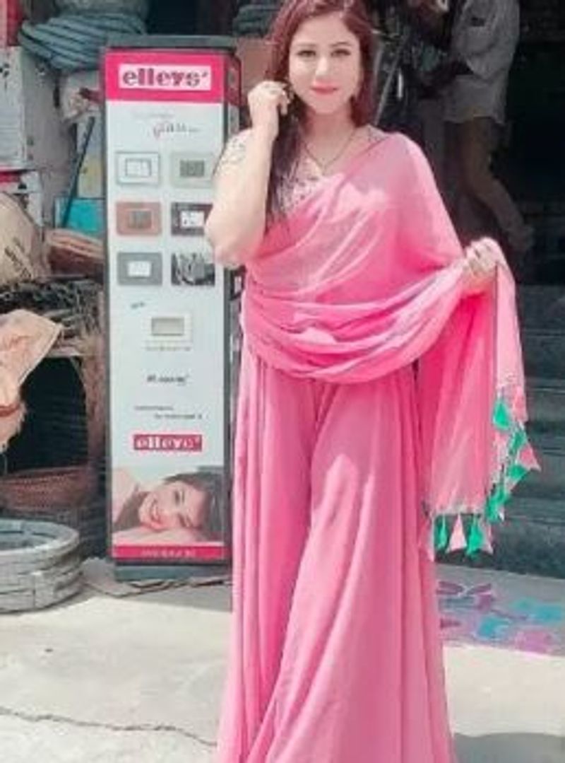 பிங்க் நிற மாடர்ன் உடையில் நச்சுனு ஒரு போஸ்