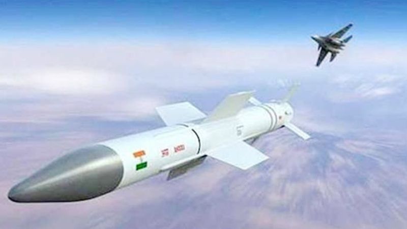 'अस्त्र' मिसाइल में हथियारों से लैस सुपरसोनिक फाइटर विमान को नष्ट करने की शक्ति है।