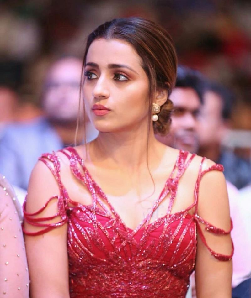 గ్లామర్ గ్రీన్ బ్యూటీ అంటూ అభిమానులు తెగ కామెంట్స్ పెడుతూ లైకులు కొడుతున్నారు.