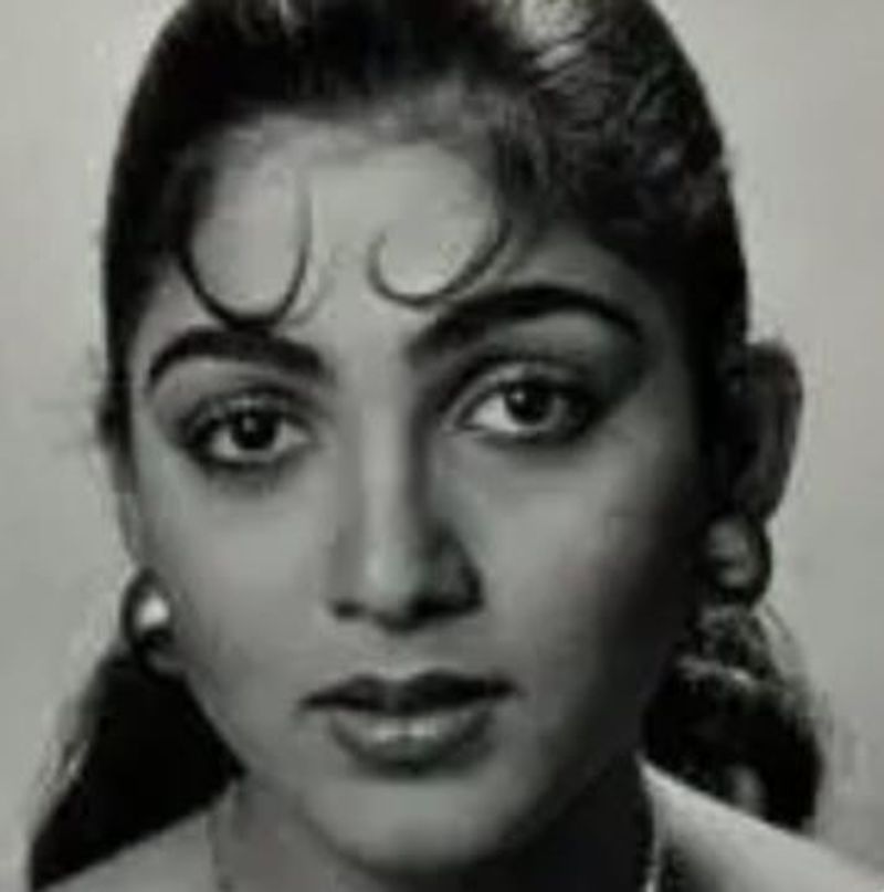 கண்களால் கைது செய்யும் குஷ்பு