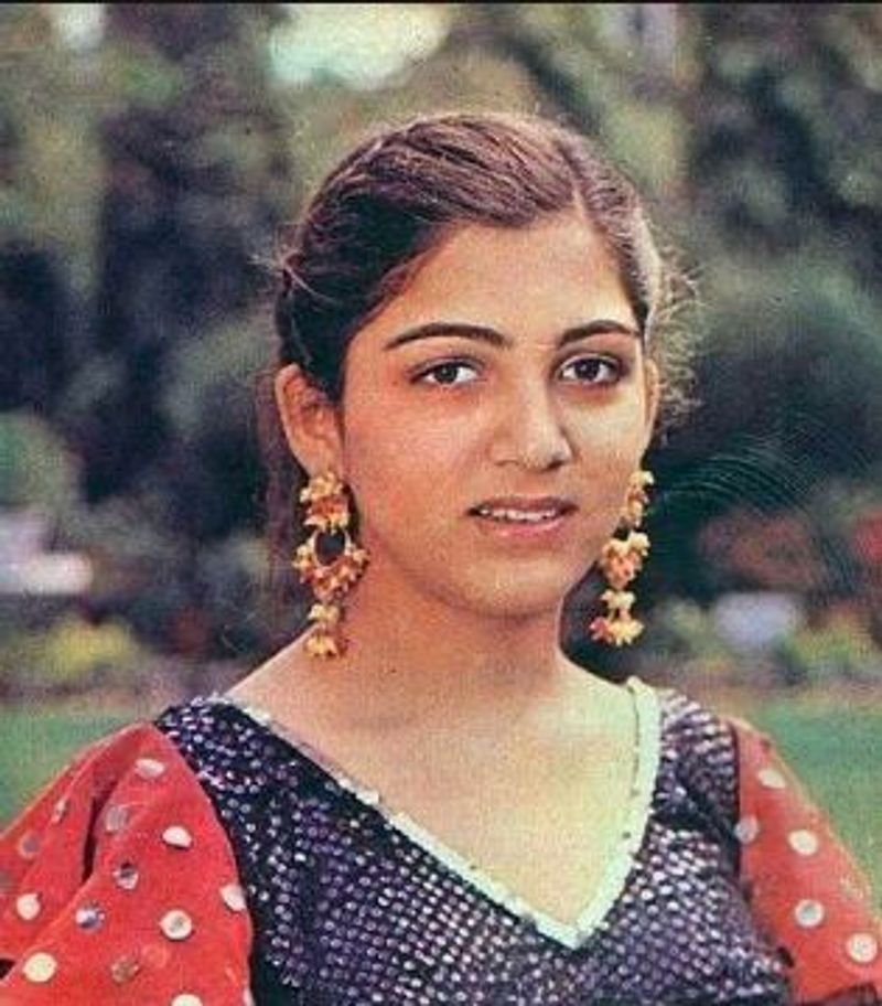 காதோரம் லோலாக்கு குலுங்குதம்மா...