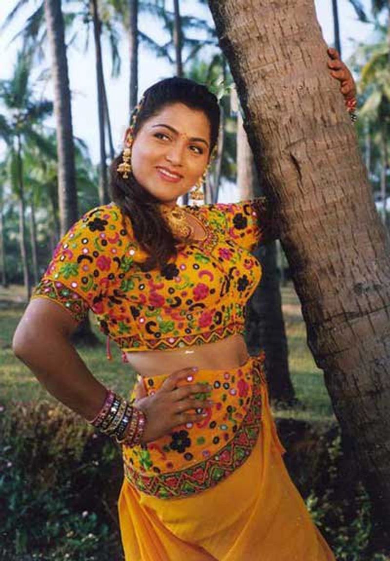 மரத்தை பிடித்தபடி ஹாட் லுக்
