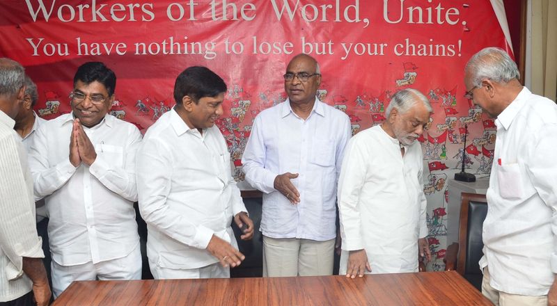 ఇందులో భాగంగానే సీపీఐ మద్దతు కోసం టీఆర్ఎస్ ప్రయత్నాలను చేస్తోంది. ఆదివారం నాడు టీఆర్ఎస్ సెక్రటరీ జనరల్ కె. కేశవరావు, ఎంపీ నామా నాగేశ్వర్ రావు, మాజీ ఎంపీ బోయినపల్లి వినోద్ కుమార్ లు సీపీఐ రాష్ట్ర కార్యదర్శి చాడ వెంకట్ రెడ్డితో సమావేశమయ్యారు.