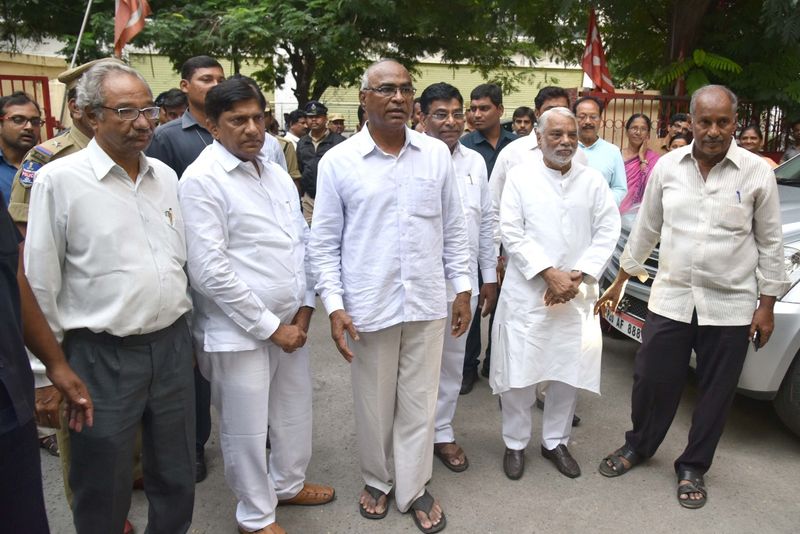 చర్చలు ముగిసిన తర్వాత సీపీఐ కార్యాలయం నుండి వెళ్తున్న టీఆర్ఎస్ నేతలు