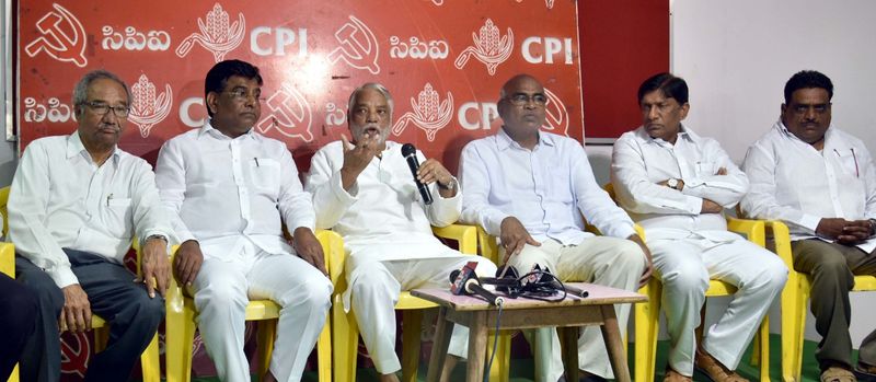సమావేశం తర్వాత మీడియాతో మాట్లాడుతున్న టీఆర్ఎస్ సెక్రటరీ జనరల్ కేశవరావు