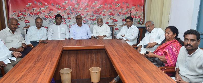 సీపీఐ నేతలతో చర్చిస్తున్న టీఆర్ఎస్ నేతలు