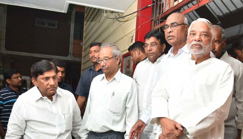 ఈ ఎన్నికల్లో సీపీఐతో పొత్తు కుదుర్చుకోవడం వెనుక మంత్రి జగదీష్ రెడ్డి కీలకంగా వ్యవహరించినట్టుగా టీఆర్ఎష్ వర్గాలు చెబుతున్నాయి. మరో వైపు గుత్తా సుఖేందర్ రెడ్డి హుజూర్ నగర్ నియోజకవర్గంలో ప్రభావం చూపేందుకు ప్రయత్నాలు చేశారని కాంగ్రెస్ చీఫ్ ఉత్తమ్ కుమార్ రెడ్డి తీవ్ర ఆరోపణలు చేశారు. దీంతో ఉత్తమ్ కుమార్ రెడ్డి ఆరోపణలపై టీఆర్ఎస్ నేతలు వివరణ ఇచ్చుకోవాల్సి వచ్చింది.