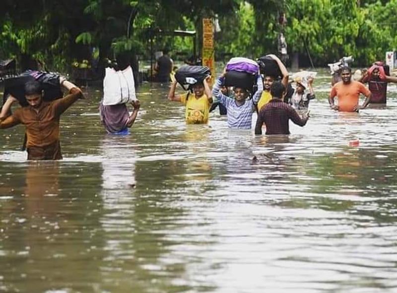 లోతట్టు ప్రాంతాల ప్రజలను పునరావాస కేంద్రాలకు తరలిస్తున్న ఎన్డీఆర్ఎఫ్