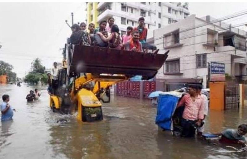 లోతట్టు ప్రాంతాల ప్రజలకు ఆహార ప్యాకెట్లు అందిస్తున్న ఎన్డీఆర్ఎఫ్ సిబ్బంది