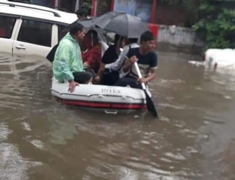 వరదలతో కుటుంబసభ్యులతో సురక్షిత ప్రాంతాలకు వెళ్తున్న ఫ్యామిలీ
