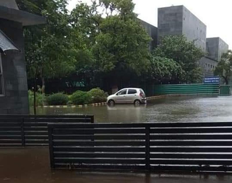 ఇండ్లలోకి చేరిన వరద నీరు