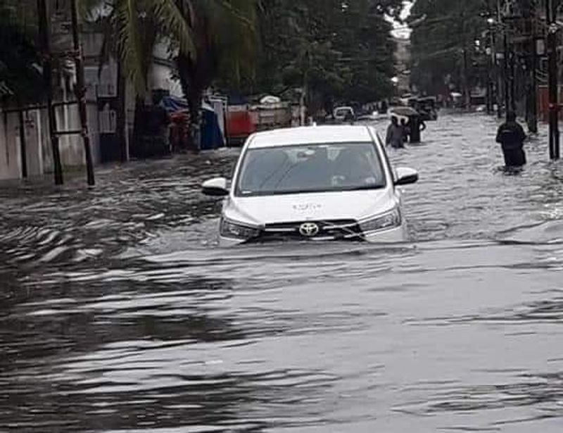 చెరువులను తలపిస్తున్న రోడ్లు