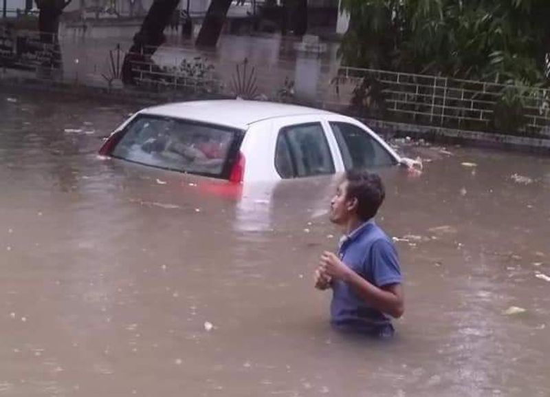 రోడ్డుపై నీటిలో కారులో ప్రయాణం