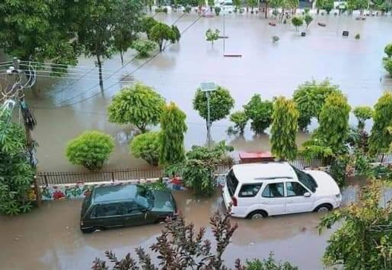వరద నీటిలోనే ఉన్న కార్లు