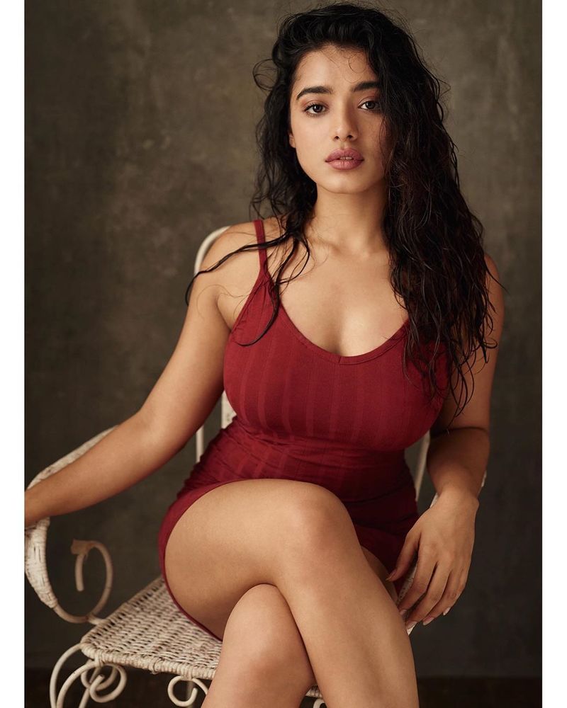 ఫైనల్ గా ఆకాష్ కు జోడిగా రొమాంటిక్ సినిమాలో నటించే అవకాశం అందుకుంది.