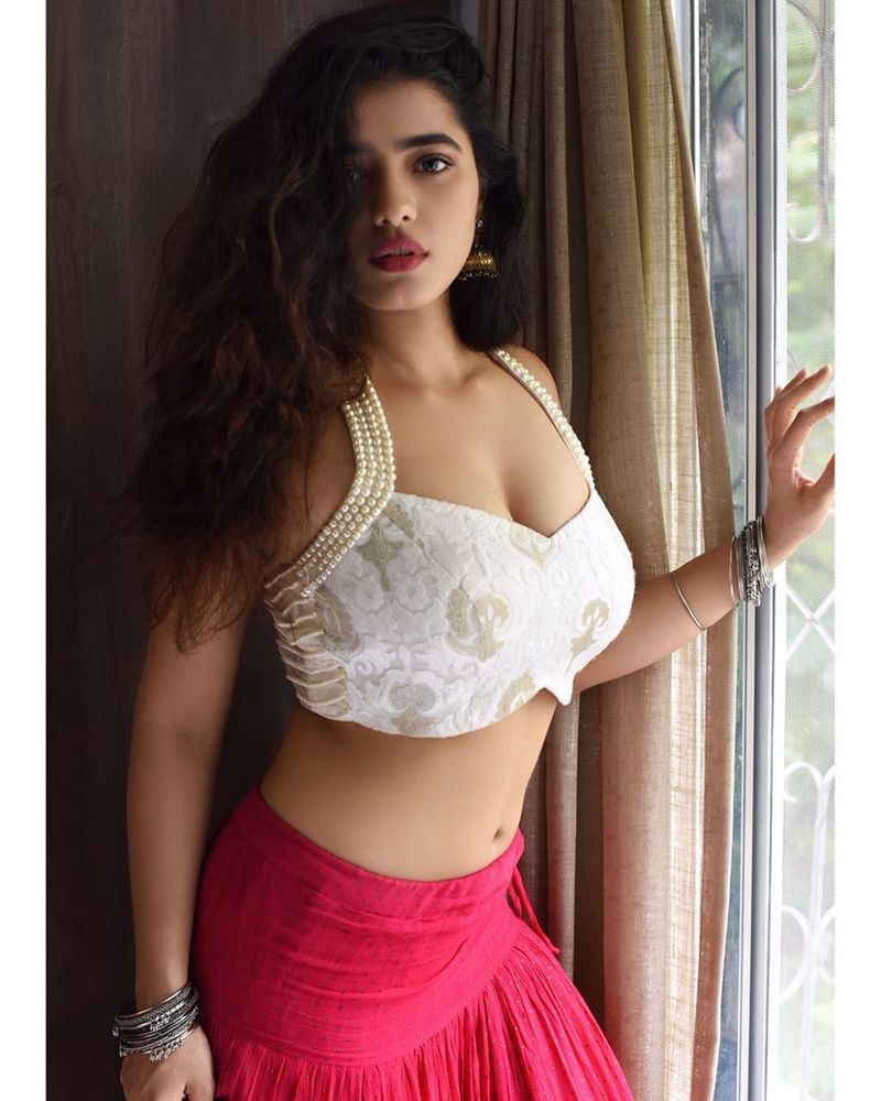 త్వరలోనే సినిమా టీజర్ ని రిలీజ్ చేసి రిలీజ్ డేట్ పై క్లారిటీ ఇవ్వాలని చిత్ర యూనిట్ ప్లాన్ చేసుకుంటోంది.