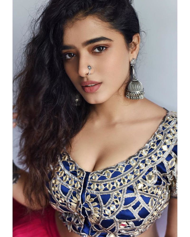పూరి 'రొమాంటిక్' హీరోయిన్.. పిచ్చ హాట్ గురు