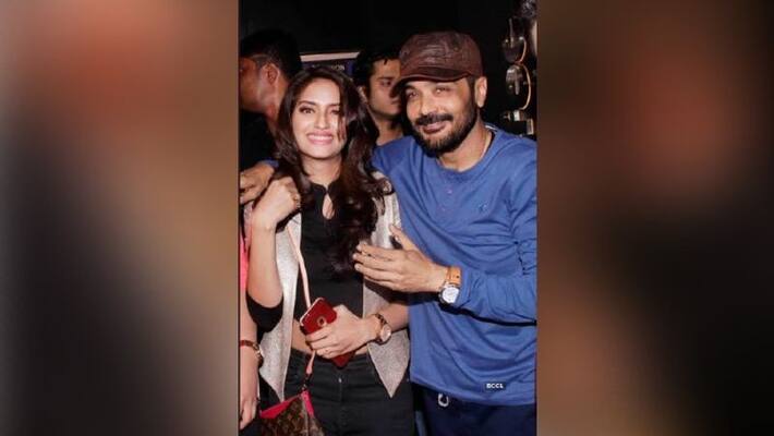 prosenjit chatterjee click a selfie with Nusrat Jahan prosenjit chatterjee click a selfie with Nusrat Jahan