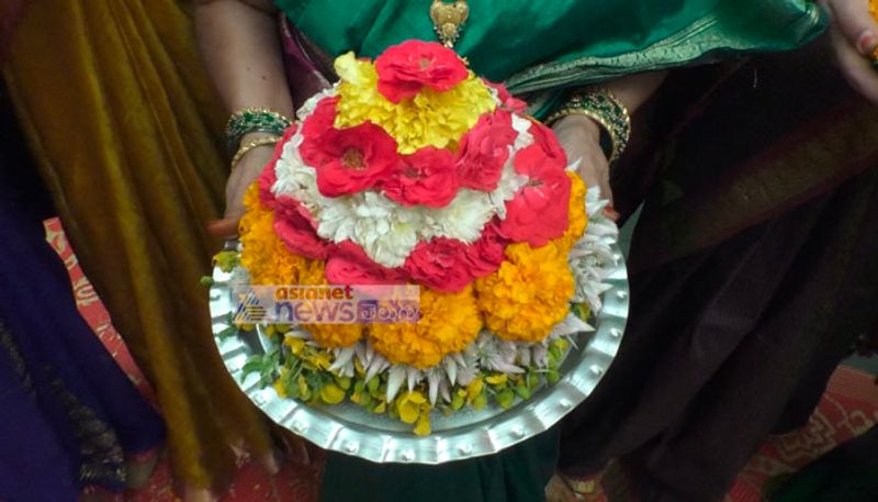 తెలంగాణకు మాత్రమే ప్రత్యేకమైన పండుగ బతుకమ్మ. తీరొక్కపూలతో తెలంగాణ ఆడపడుచులు గొప్పగా జరుపుకునే పండుగ. తెలంగాణ ఉద్యమ కాలంలో తెలంగాణ అస్తిత్వానికి ప్రతిరూపంగా వెలుగొందింది ఈ బతుకమ్మ పండుగ. ప్రతి ఏడాది దసరా పండుగ ముందు ఎంగిలిపువ్వు బతుకమ్మ తో మొదలయ్యి సద్దులబతుకమ్మతో ముగుస్తుంది.