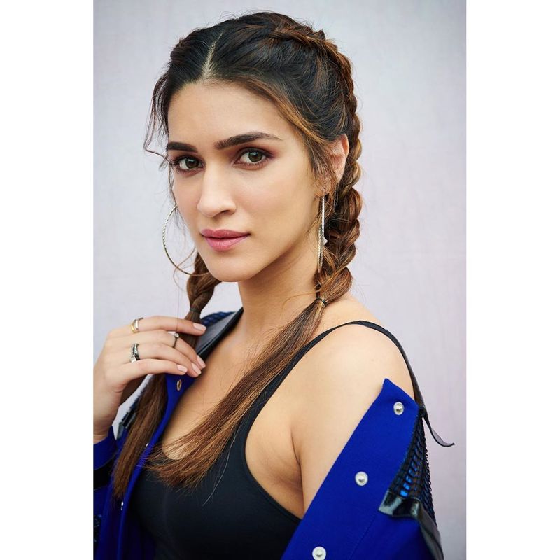 (Courtesy: Instagram)కృతి సనన్ గ్లామర్ రోల్స్ చేస్తూనే నటనకు ప్రాధాన్యత ఉన్న చిత్రాలని కూడా ఎంచుకుంటోంది.