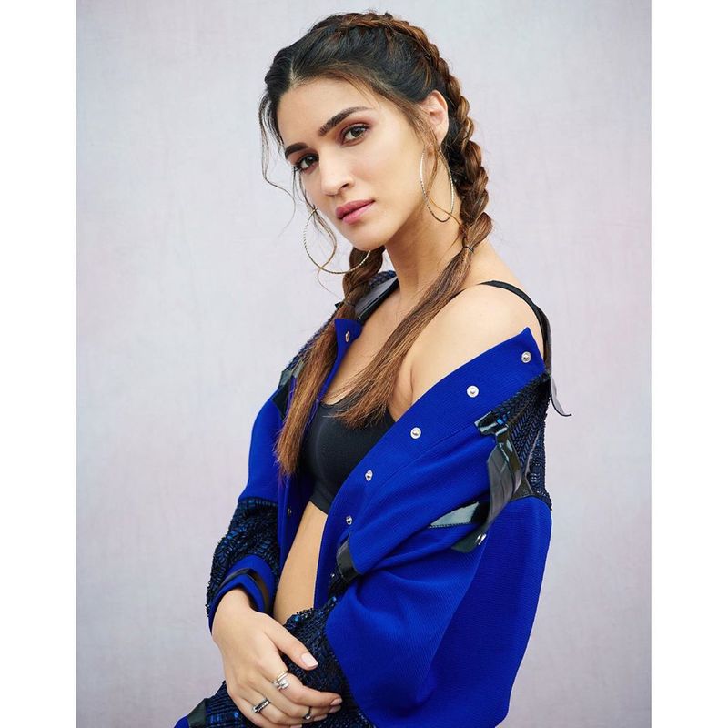 (Courtesy: Instagram)కృతి సనన్ లవ్ ఎఫైర్స్ తో సైతం వార్తల్లో నిలుస్తోంది.