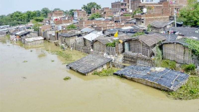 मुजफ्फरपुर जिले के मुसहरी में लगातार बारिश के बाद गांव में बाढ़।