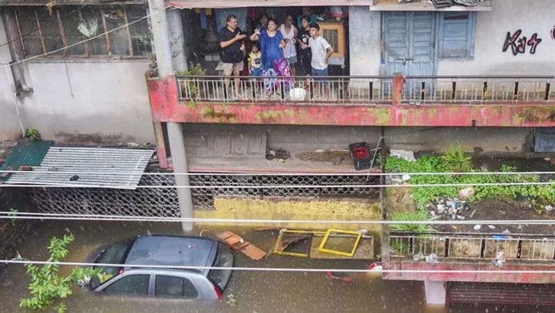 पटना में अपने घर से बाढ़ प्रभावित क्षेत्र बहादुरपुर को देखते हुए।