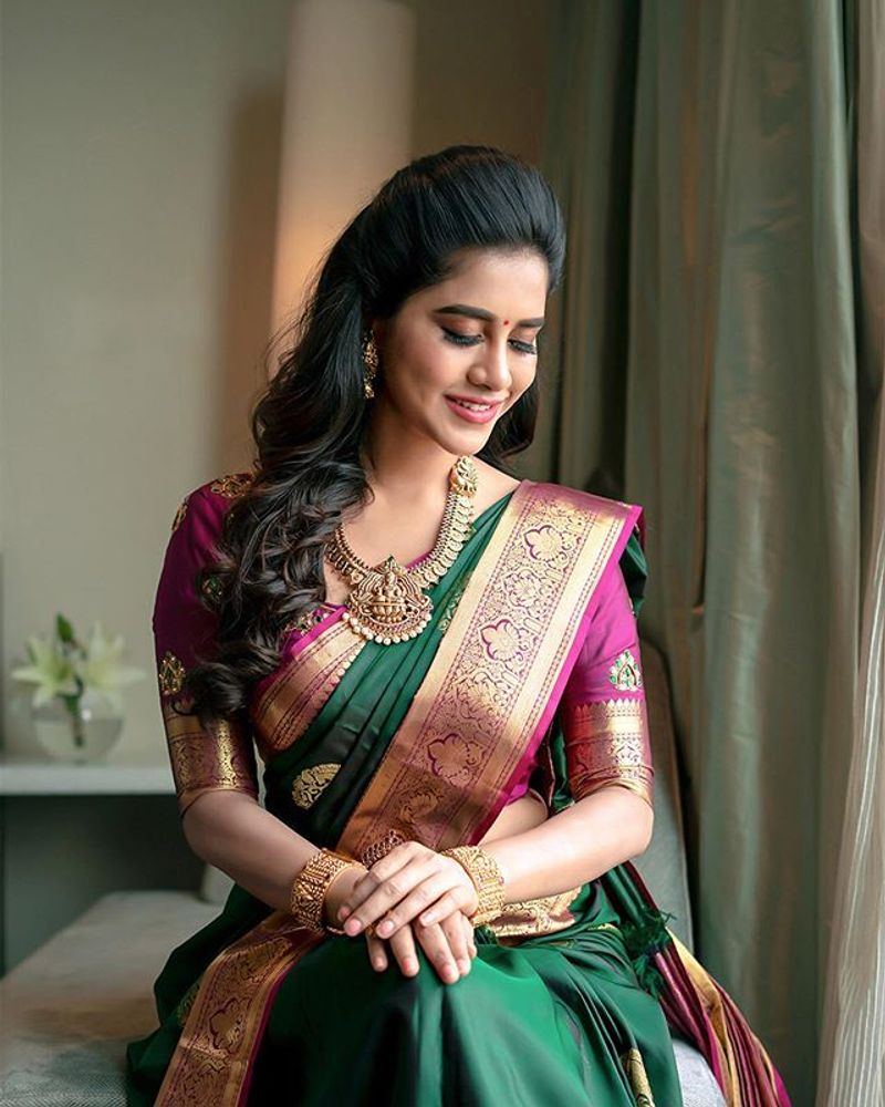 (Courtesy__Instagram) తాజాగా ఈ బ్యూటీ చీర కట్టుకొని కొన్ని ఫోటోలకు ఫోజులిచ్చింది.