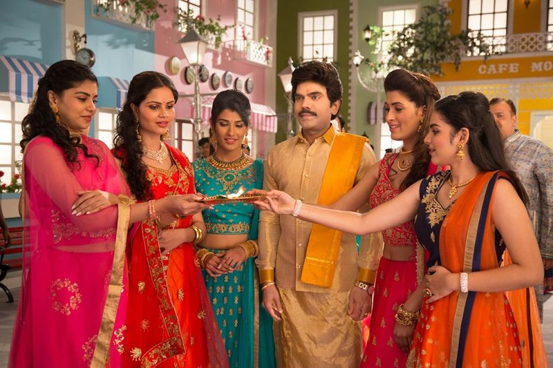 மீசை வைத்து - வேஷ்டி சட்டையில் இருக்கும் சரவணா ஸ்டார் அண்ணாச்சி