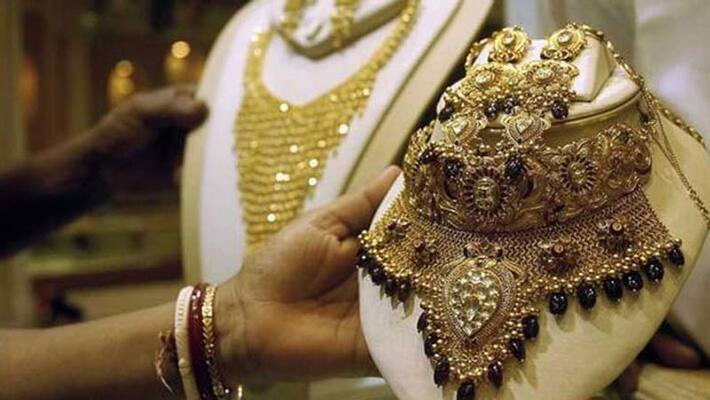 Thieves steal 7 kgs gold, Rs30 lakh from Vijayawada sai charan jewellery store Thieves steal 7 kgs gold, Rs30 lakh from Vijayawada sai charan jewellery store
