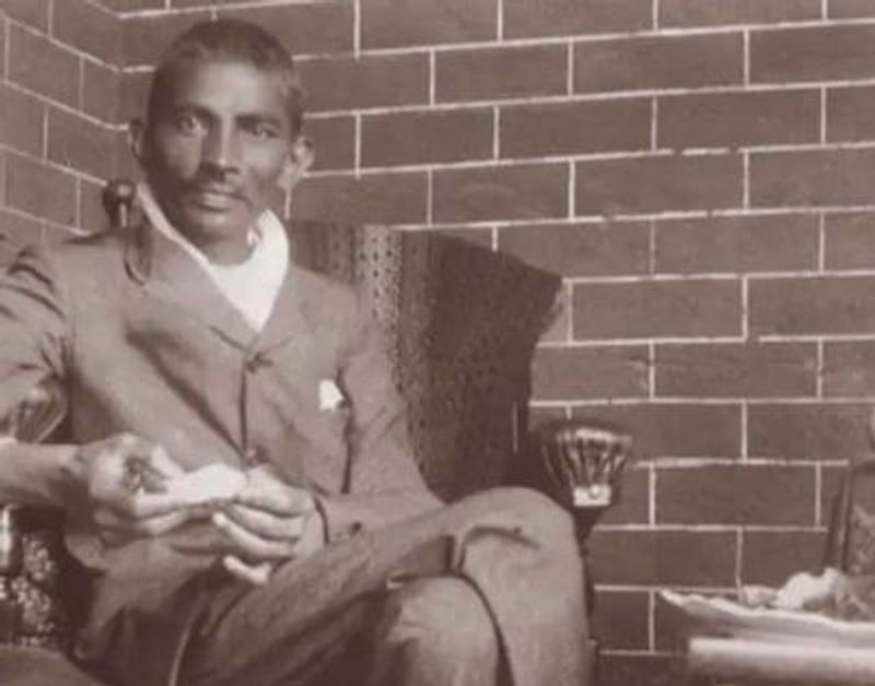 கோட் சூட்டில் காந்தியை பார்த்திருக்கீங்களா