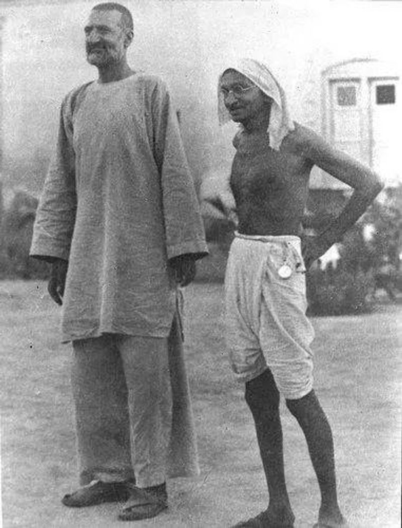 இடுப்பில் கடிகாரம் கவனித்தீர்களா?