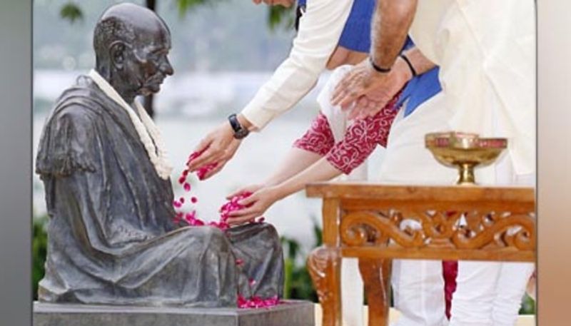 সবরমতি আশ্রম - গুজরাতের সবরমতিতে গান্ধী নিজে হাতে এই আশ্রম গড়েছিলেন। সেখানেই রয়েছে বসে থাকা গান্ধীর এই মূর্তিটি।