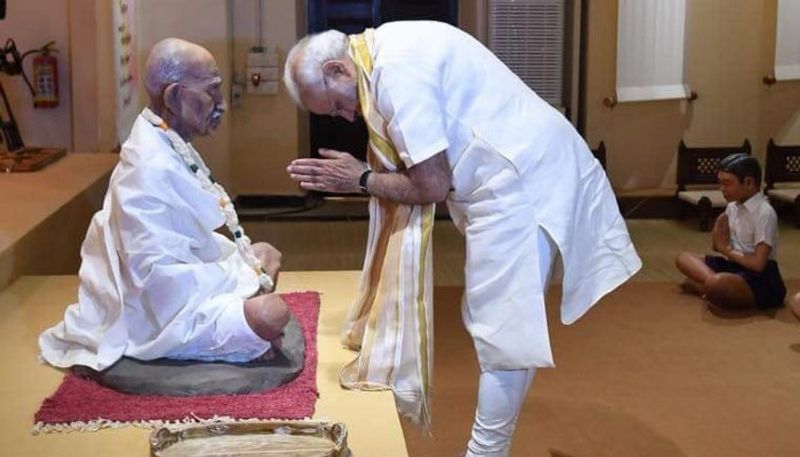 রাজকোট - গুজরাতের রাজকোটে রয়েছে গান্ধী মিউজিয়াম। সেখানেই রয়েছে এই মূর্তিটি।